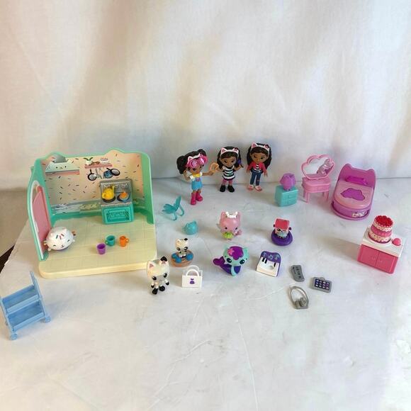 Gabby’s Dollhouse Netflix DreamWorks  Lot of  Dolls and Accessories - Picture 1 of 7
